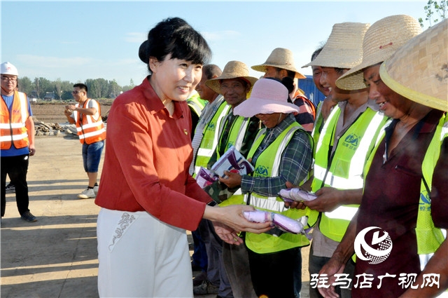 正陽：夏日送清涼慰問建設(shè)者