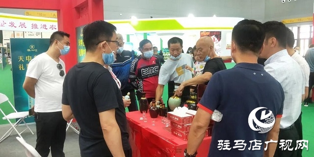 市長點(diǎn)贊！客商圍觀！蔡洪坊品牌展廳很熱鬧