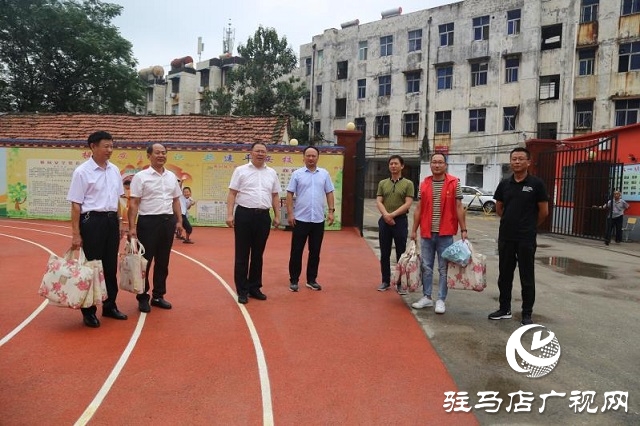 深深敬師義、濃濃關(guān)愛(ài)情  ——平輿縣古槐街道黨政主要領(lǐng)導(dǎo)教師節(jié)看望慰問(wèn)一線教師及教育工作者