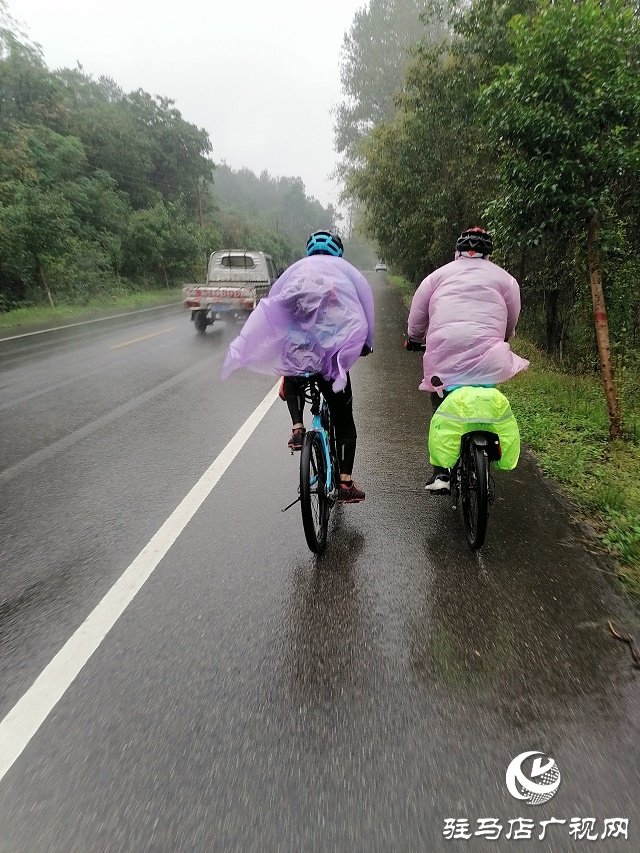 ”雙節(jié)下雨 有人這樣玩——雨中騎游