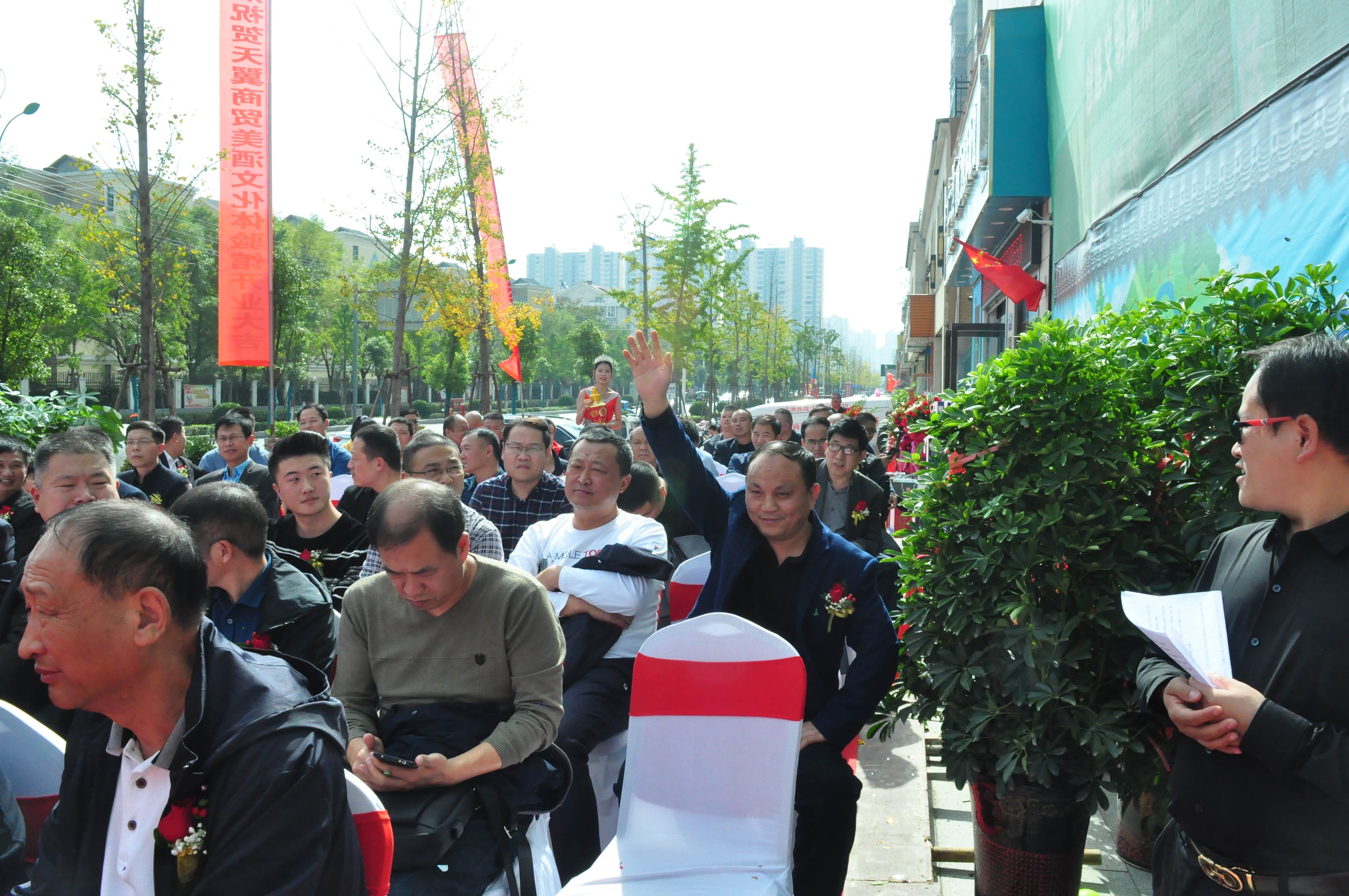 天翼傳大愛，聚力暖人心！天翼商貿(mào)美酒文化體驗館開業(yè)現(xiàn)場溫情上演公益慈善拍賣