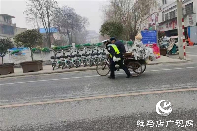 正陽交警幫助老人推車過馬路…這個“背影”太暖了！