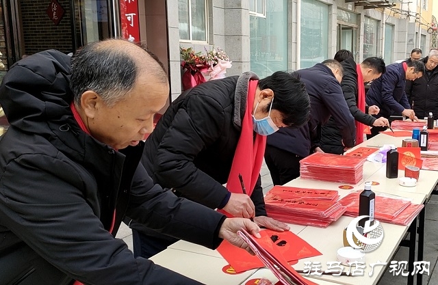 駐馬店：義寫春聯(lián)送祝福 濃濃墨香迎新春