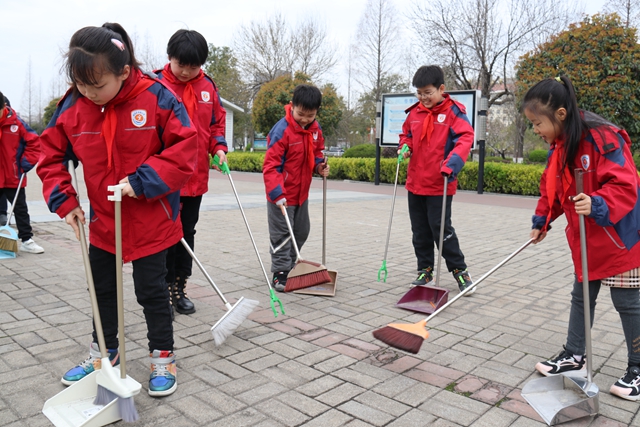 雷鋒日學雷鋒 駐馬店實驗小學在行動