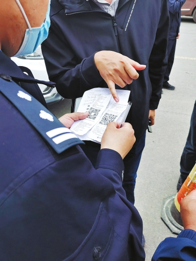 小心“高仿”停車(chē)?yán)U費(fèi)條盯上你的車(chē) 城管教你如何辨識(shí)假繳費(fèi)條