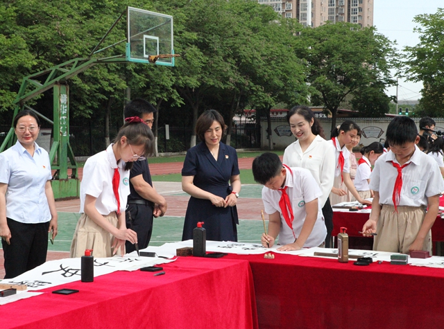 駐馬店市第二十四小學(xué)舉行百人百米書寫活動