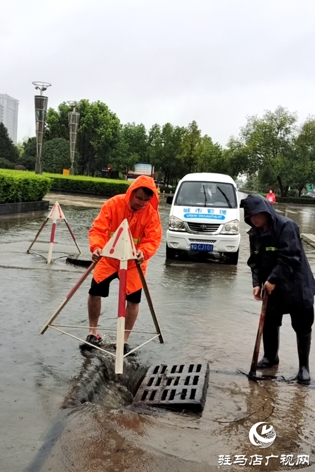 市城管局暴雨中守護城市路暢城安