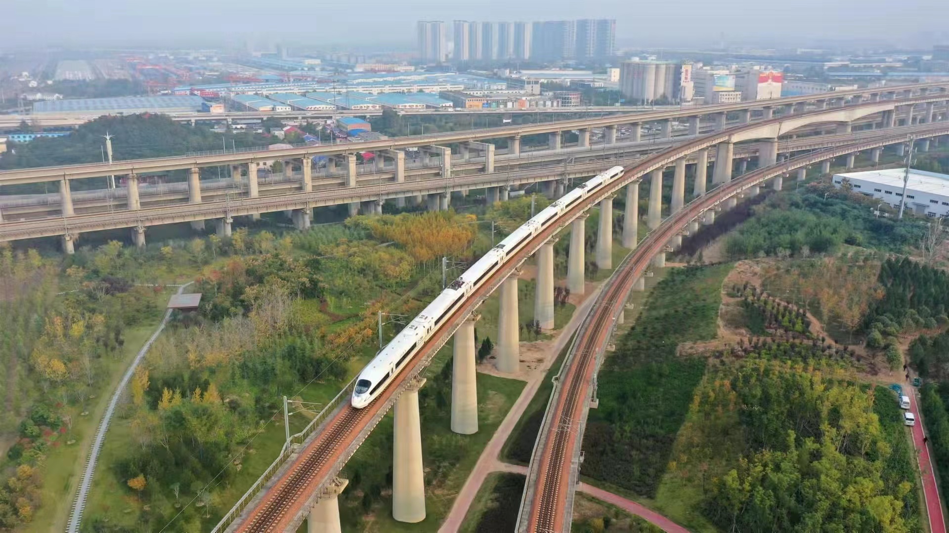 日均開行列車338趟 鄭州鐵路“雙11”電商黃金周快件運(yùn)輸今日啟動(dòng)