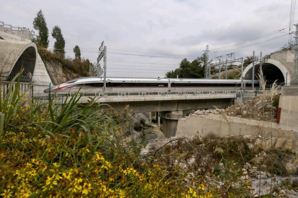 “湘西最美高鐵”開通運(yùn)營 首趟列車駛出