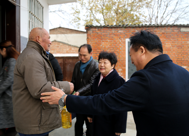 山東大學(xué)校長樊麗明一行到確山縣三里河開展幫扶活動