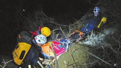 驢友登封玉皇溝墜崖14小時后獲救 有償救援能攔住驢友任性冒險(xiǎn)嗎？