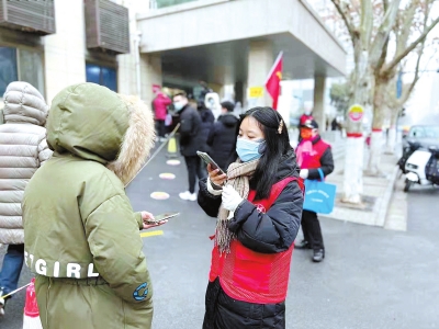 眾人爭當鄭州抗疫“紅馬甲” 想報名者可通過社區(qū)電話咨詢