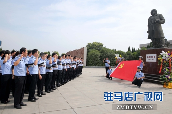 7月一日上午，市公安局黨員民警在楊靖宇紀(jì)念館楊靖宇將軍銅像前，面對(duì)黨旗重溫黨的誓詞.JPG