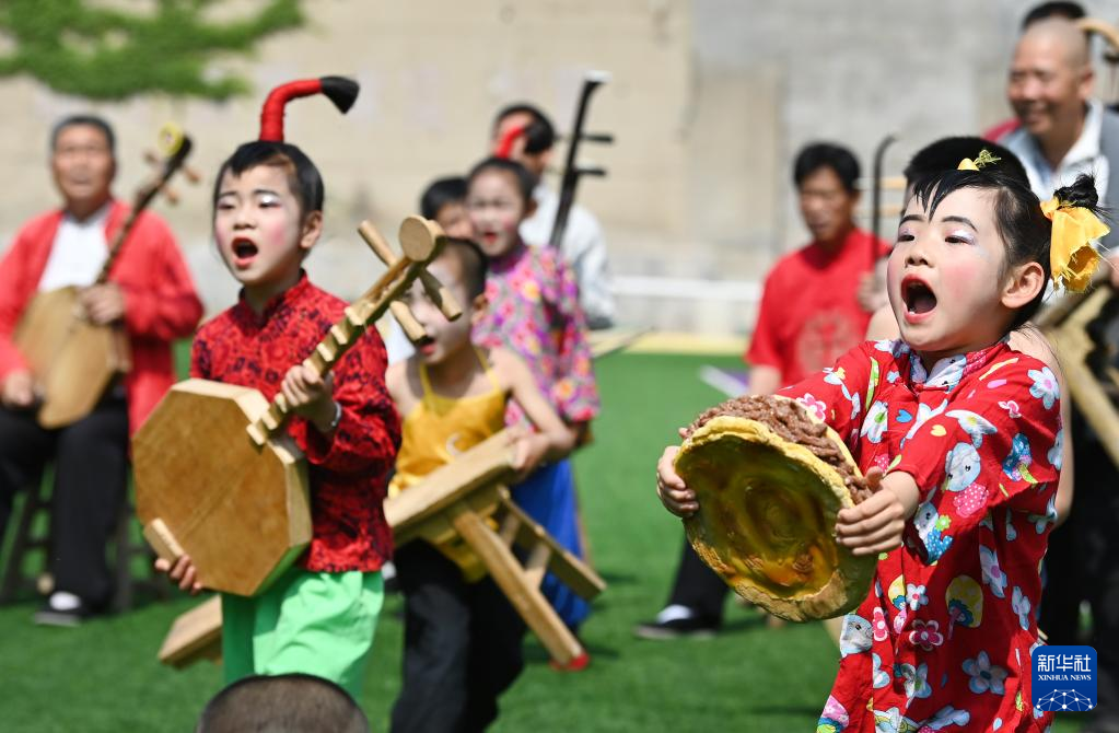 黃河岸邊有個(gè)“老腔幼兒團(tuán)”