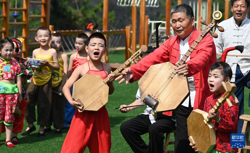 黃河岸邊有個(gè)“老腔幼兒團(tuán)”