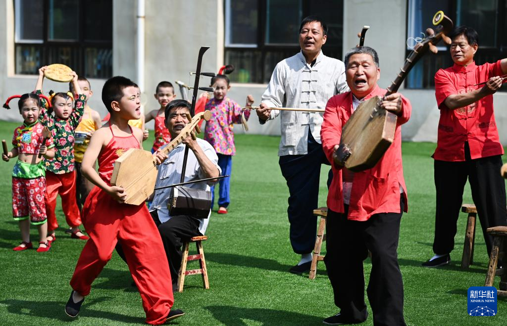 黃河岸邊有個(gè)“老腔幼兒團(tuán)”