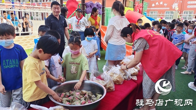 確山縣任店鎮(zhèn)曹莊小學(xué)舉行愛心捐贈活動