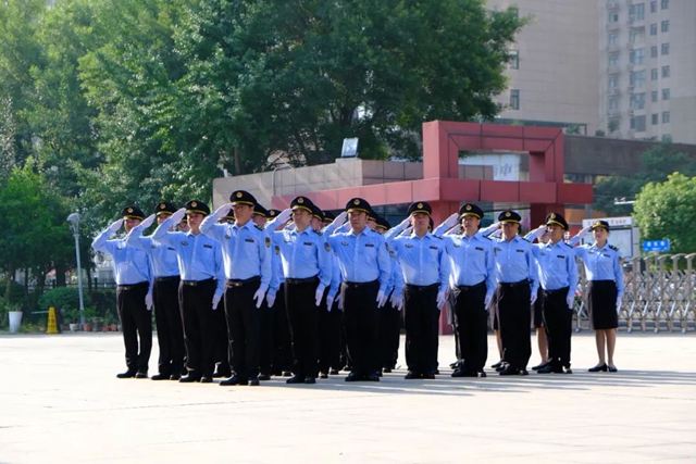 駐馬店市文化市場綜合執(zhí)法隊伍統(tǒng)一著裝儀式暨授旗儀式舉行