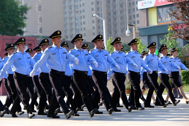 駐馬店市文化市場綜合執(zhí)法隊伍統(tǒng)一著裝儀式暨授旗儀式舉行