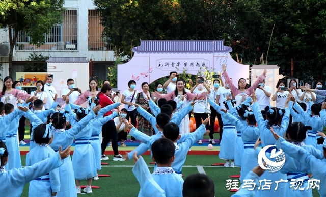 駐馬店市實(shí)驗(yàn)幼兒園舉辦國學(xué)風(fēng)畢業(yè)典禮