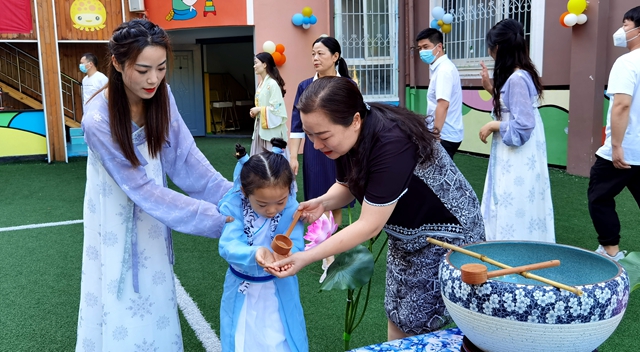 駐馬店市實(shí)驗(yàn)幼兒園舉辦國學(xué)風(fēng)畢業(yè)典禮