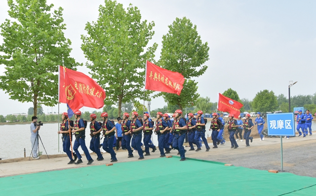 平輿縣舉行防汛搶險(xiǎn)綜合應(yīng)急演練