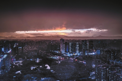 河南正處在“七下八上”降雨集中期，強(qiáng)對(duì)流造就鄭州多種天象交織