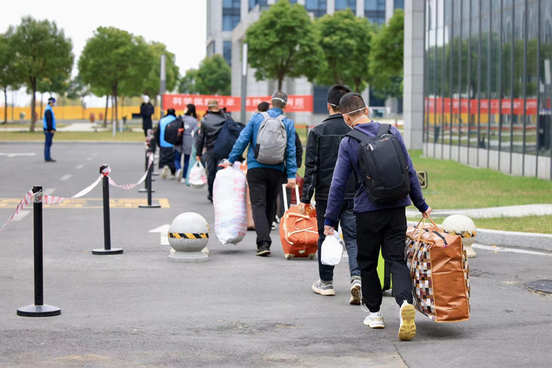 直擊鄭州富士康一線丨首批新員工抵達鄭州