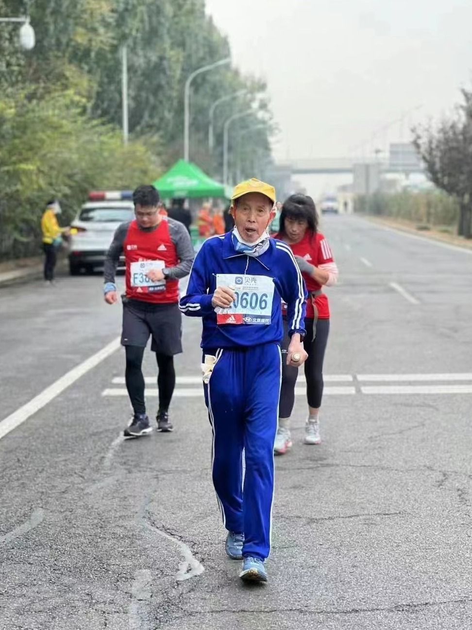 “86歲，依然能跑，依然在跑”——2022北京馬拉松最后一名完賽者的故事