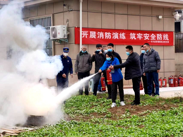 駐馬店市河道管理局開展冬春季節(jié)火災(zāi)防控消防演練活動(dòng)