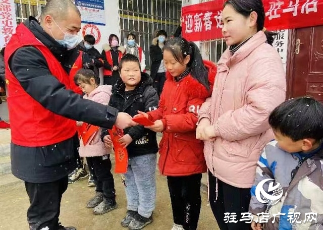 踐行二十大 奮進新征程 駐馬店市文化館舉行義寫春聯(lián)活動