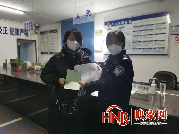 駐馬店市公安局驛城分局人民派出所：民警夜間為群眾辦理戶籍業(yè)務(wù)