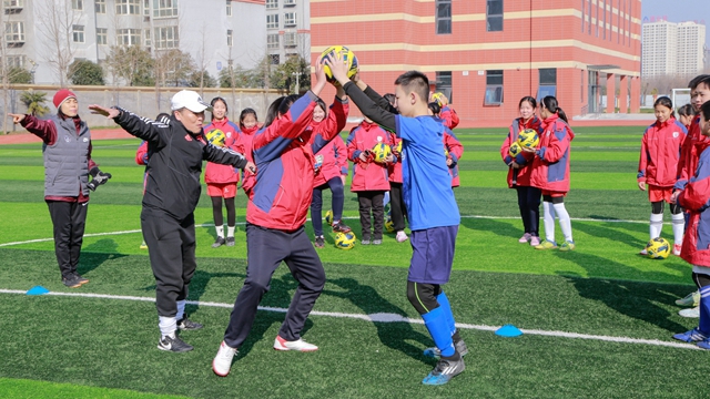 “奔跑吧?少年”冠軍進(jìn)校園活動(dòng)走進(jìn)駐馬店實(shí)驗(yàn)小學(xué)