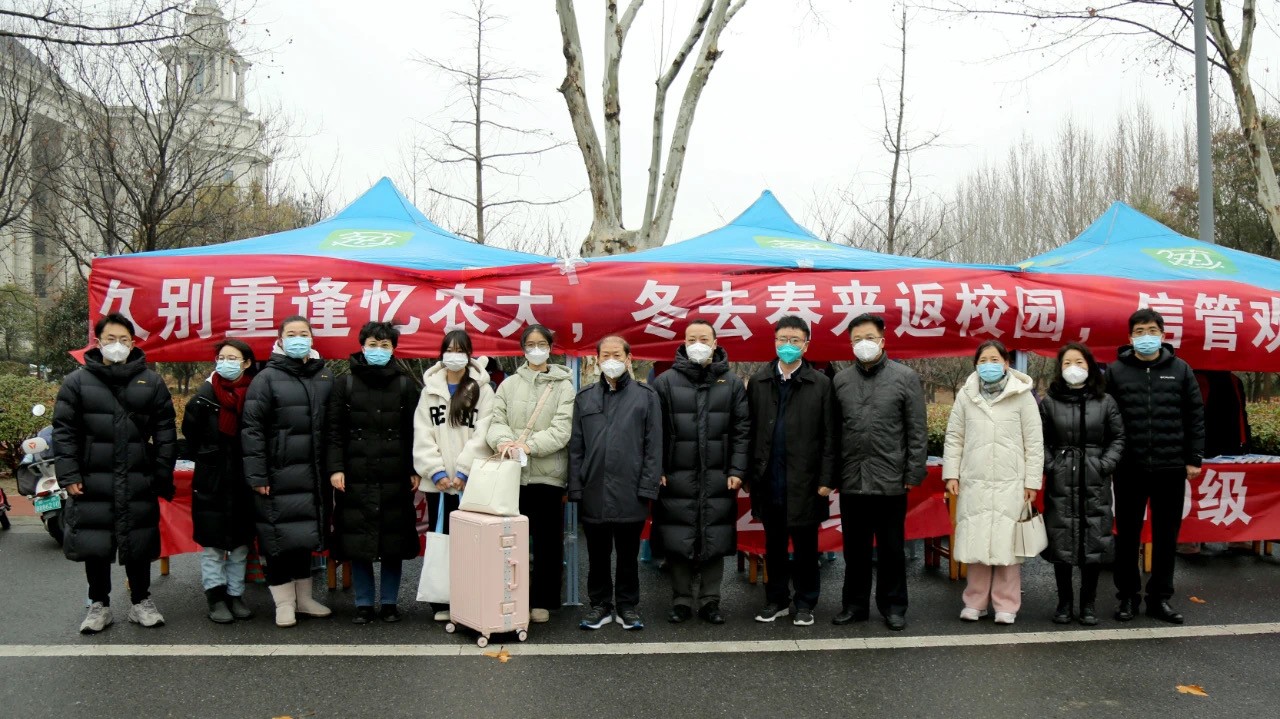 你好新學(xué)期！河南高校開(kāi)學(xué)“大片”上演 學(xué)生：真正的大學(xué)生活回來(lái)了