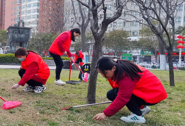 駐馬店市實驗幼兒園開展雷鋒日志愿服務(wù)活動