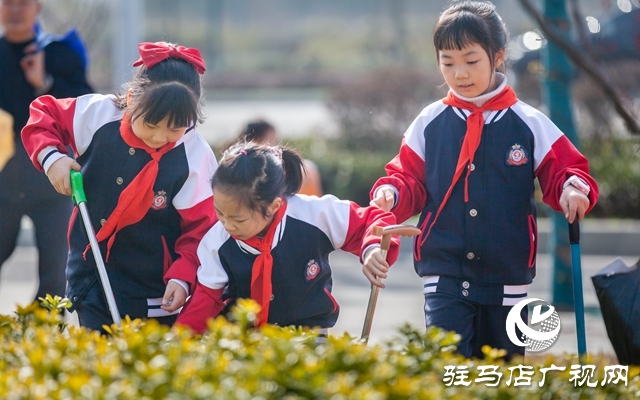 駐馬店實(shí)驗(yàn)小學(xué)開展“三月雷鋒行 溫暖似春風(fēng)”學(xué)雷鋒系列志愿活動