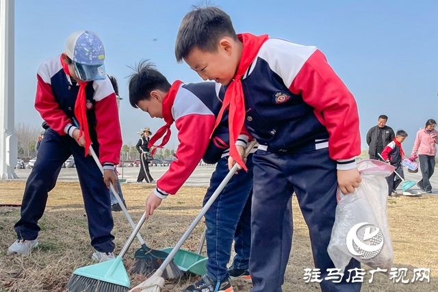 駐馬店實(shí)驗(yàn)小學(xué)開展“三月雷鋒行 溫暖似春風(fēng)”學(xué)雷鋒系列志愿活動