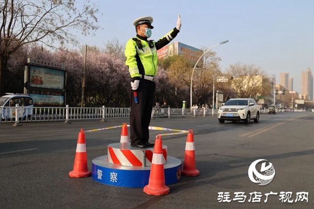  颯！駐馬店交警“文明示范形象崗”亮相街頭