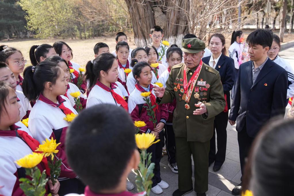 憶親人、祭先烈、踏青游——全國(guó)多地清朗過(guò)清明