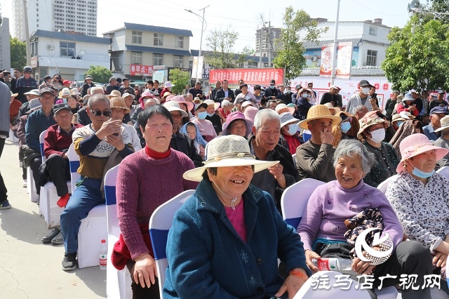 河南省戲劇家協(xié)會走進開發(fā)區(qū)關王廟鄉(xiāng)慰問演出