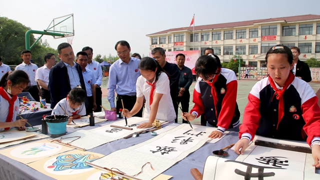 駐馬店實驗小學(xué)舉行結(jié)對幫扶志愿服務(wù)成果展示展演活動