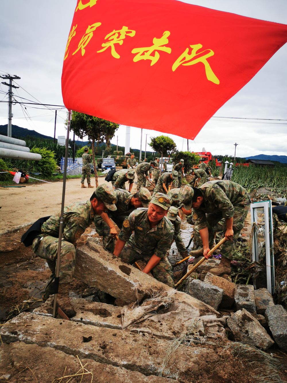 永遠(yuǎn)沖不垮的“堤壩”——獻(xiàn)給投身抗洪救災(zāi)的勇毅前行者