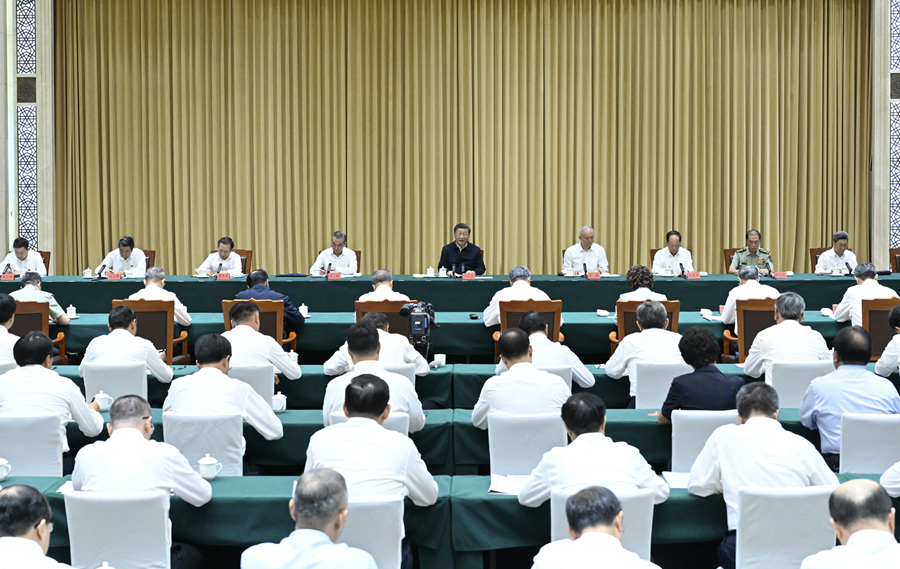 習近平聽取新疆維吾爾自治區(qū)黨委和政府、新疆生產(chǎn)建設兵團工作匯報并發(fā)表重要講話