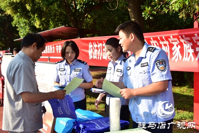 平輿縣公安局開展常態(tài)化掃黑除惡普法宣傳活動