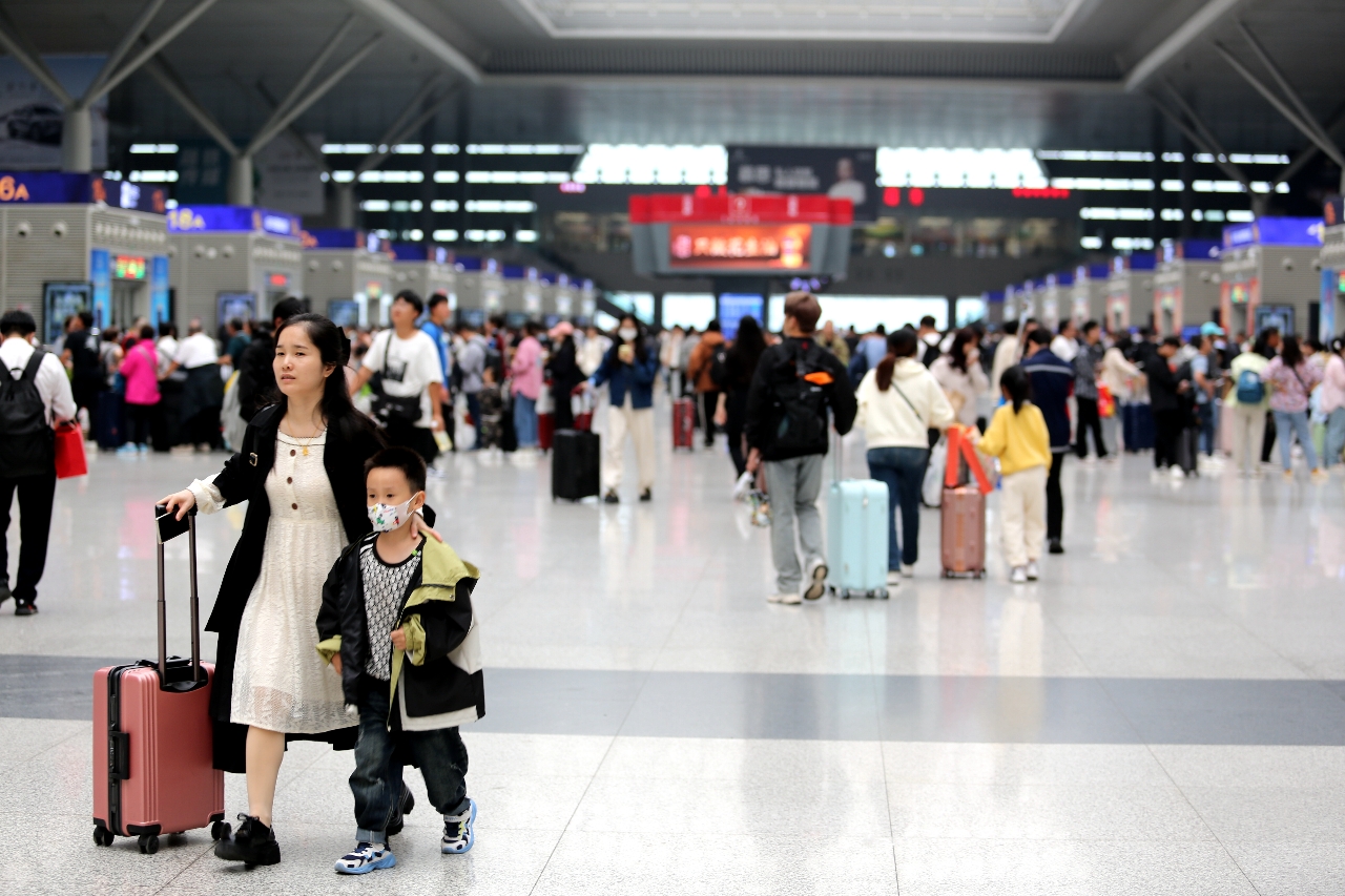 人從眾！國(guó)鐵集團(tuán)鄭州局9月29日開(kāi)行列車1301趟 其中加開(kāi)臨客136趟