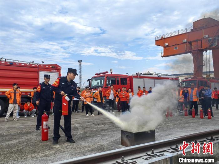 各地鐵路公安機關(guān)開展消防宣傳，擰緊“安全閥”