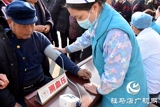 平輿縣中心醫(yī)院開展“健康天中行·大醫(yī)獻愛心”宣傳義診活動