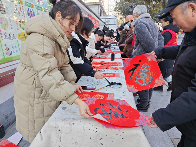 剪窗花、拓印門畫 駐馬店市第二實(shí)驗(yàn)小學(xué)文化大禮送群眾