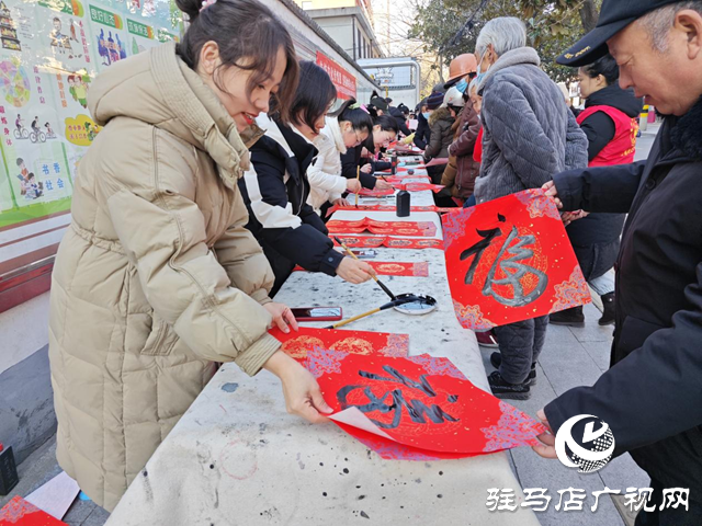 剪窗花、拓印門畫 駐馬店市第二實(shí)驗(yàn)小學(xué)文化大禮送群眾