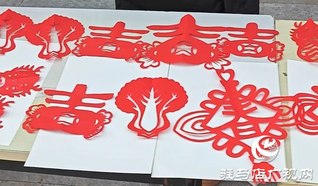 剪窗花、拓印門畫 駐馬店市第二實(shí)驗(yàn)小學(xué)文化大禮送群眾